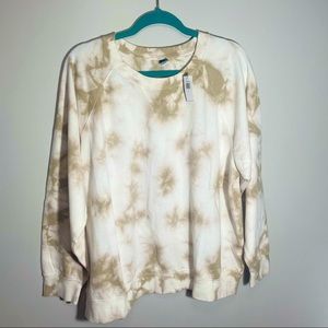 Old Navy white & olive green women’s sweatshirt in size XL.